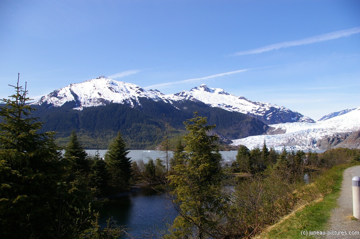 Mendenhall Glacier visitor area 1.jpg