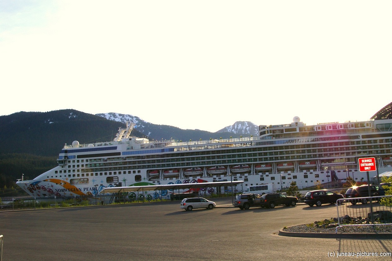 Norwegian Pearl docked at Juneau Alaska.jpg