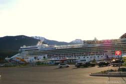 Norwegian Pearl docked at Juneau Alaska.jpg