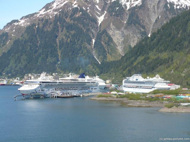 Norwegian Star and other cruise ships docked at Juneau.jpg
