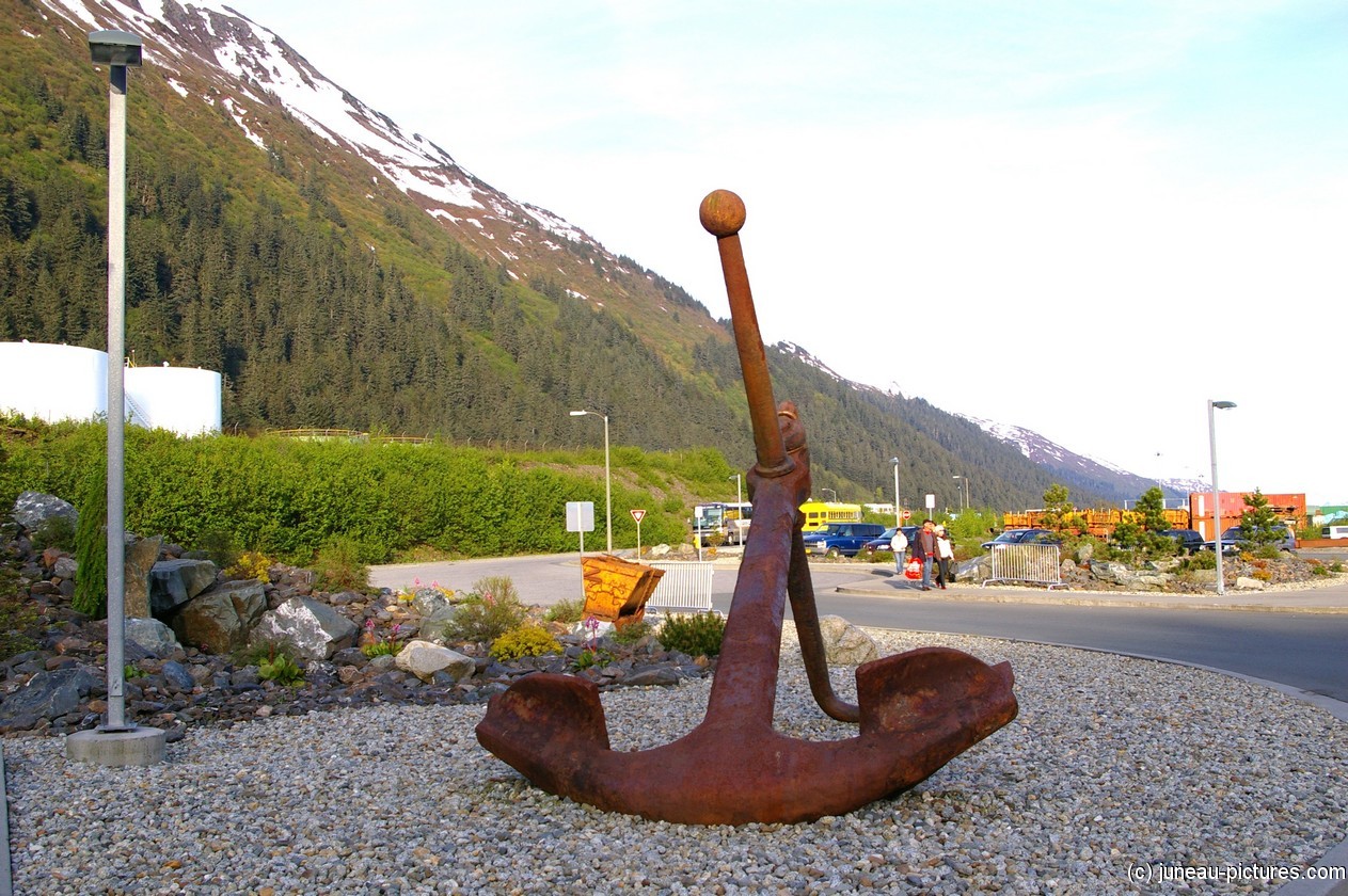 Rusty anchor at the Juneau cruise pier 2.jpg